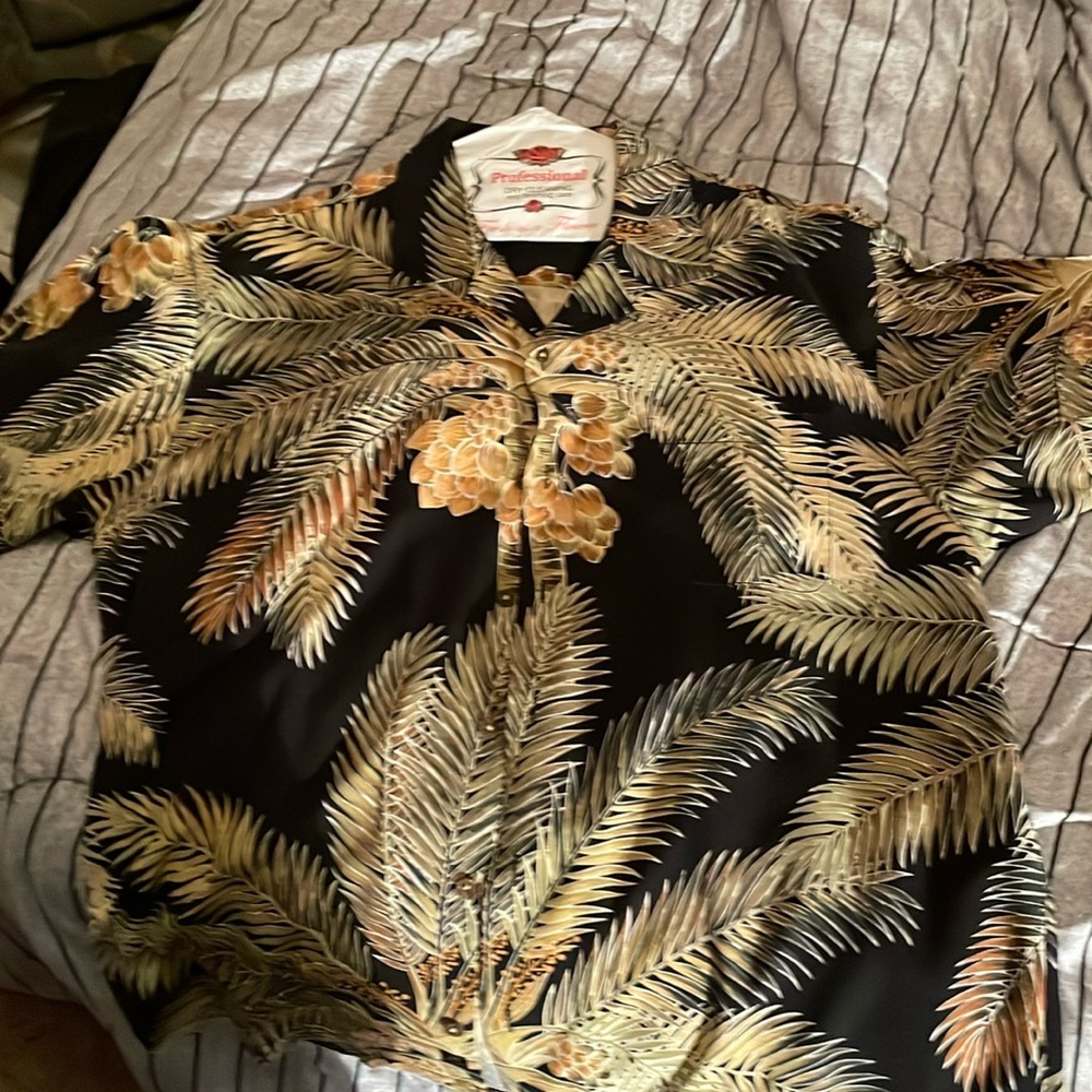 Tommy Bahama Hawaiian short sleeve button up shirt